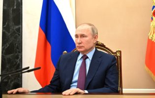 Putin sitting at press conference